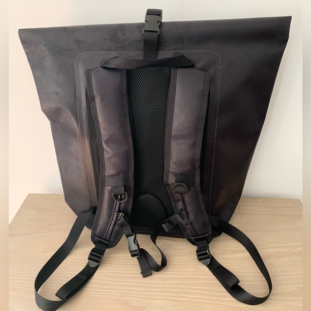 Mark & Graham WATERPROOF ROLL TOP BACKPACK - Picture 5 of 9